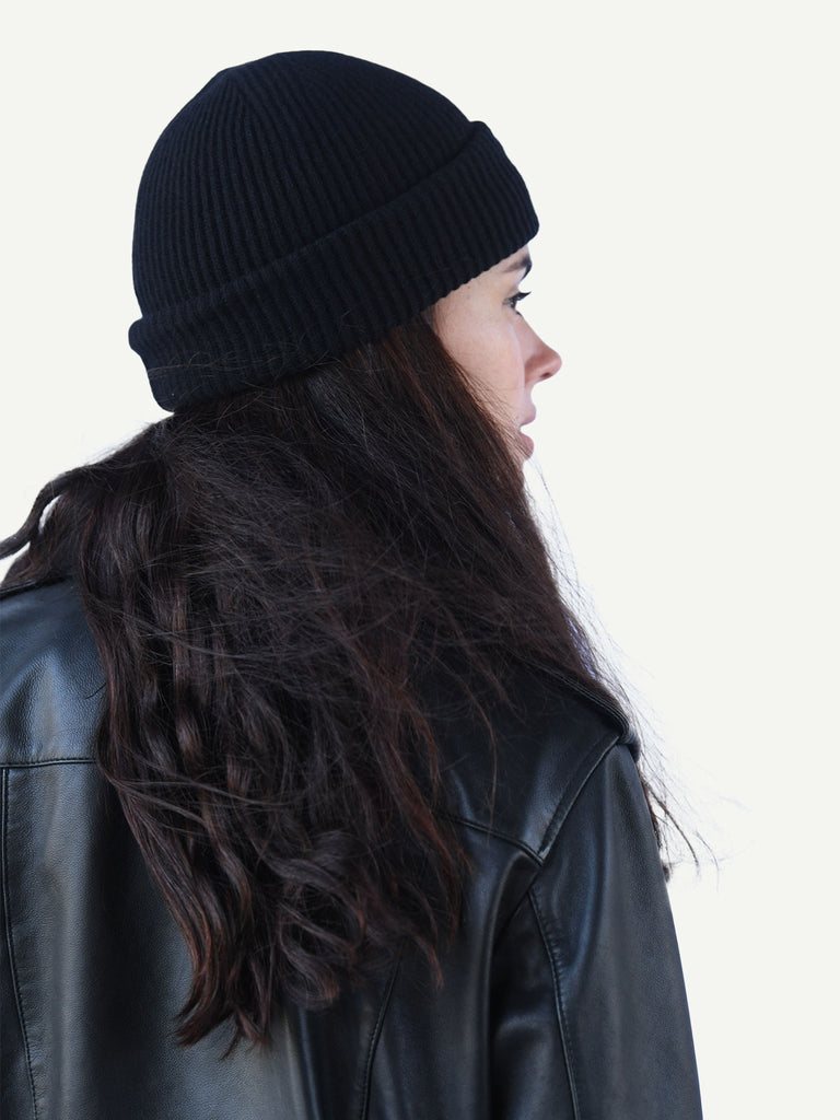 The Black Cashmere Beanie – Ecova